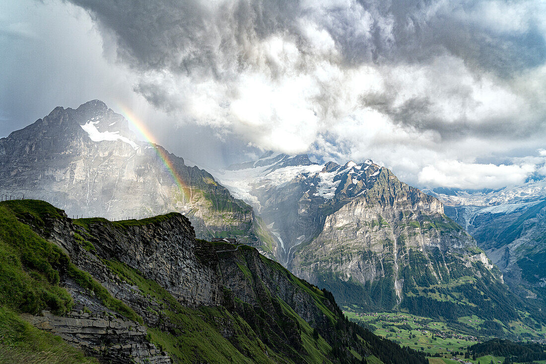 Wetterhorn und Schreckhorn, beleuchtet von einem Regenbogen in den Gewitterwolken, First, Grindelwald, Berner Alpen, Kanton Bern, Schweiz
