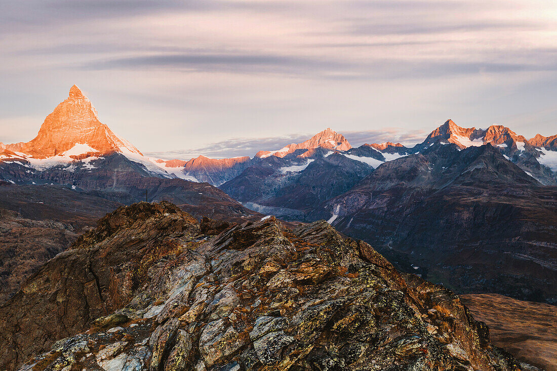 Sonnenaufgang über dem Matterhorn und der Dent Blanche vom Riffelhorn aus gesehen, Luftaufnahme, Zermatt, Kanton Wallis, Schweiz