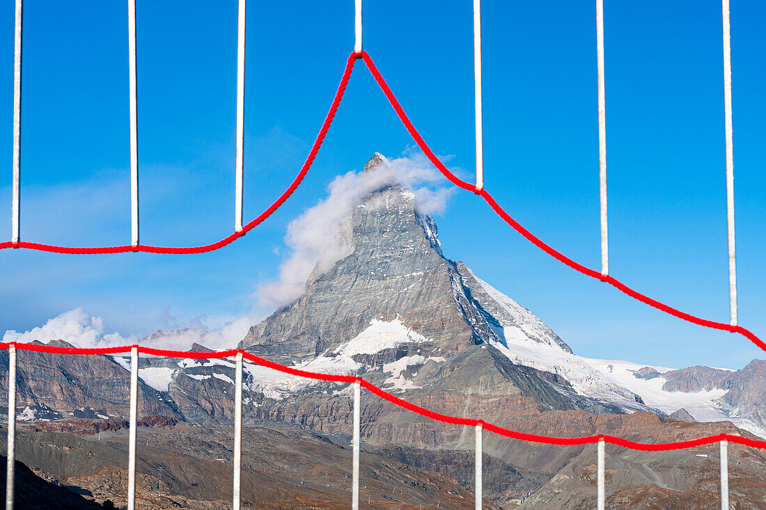 Blick auf das Matterhorn durch einen Rahmen mit gleicher Form, Rotenboden, Zermatt, Kanton Wallis, Schweiz