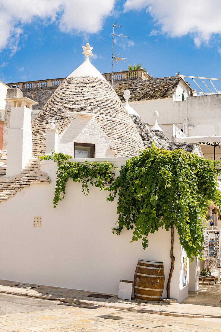 Traditionelle, weiß getünchte Trulli-Häuser, Alberobello, Provinz Bari, Apulien, Italien