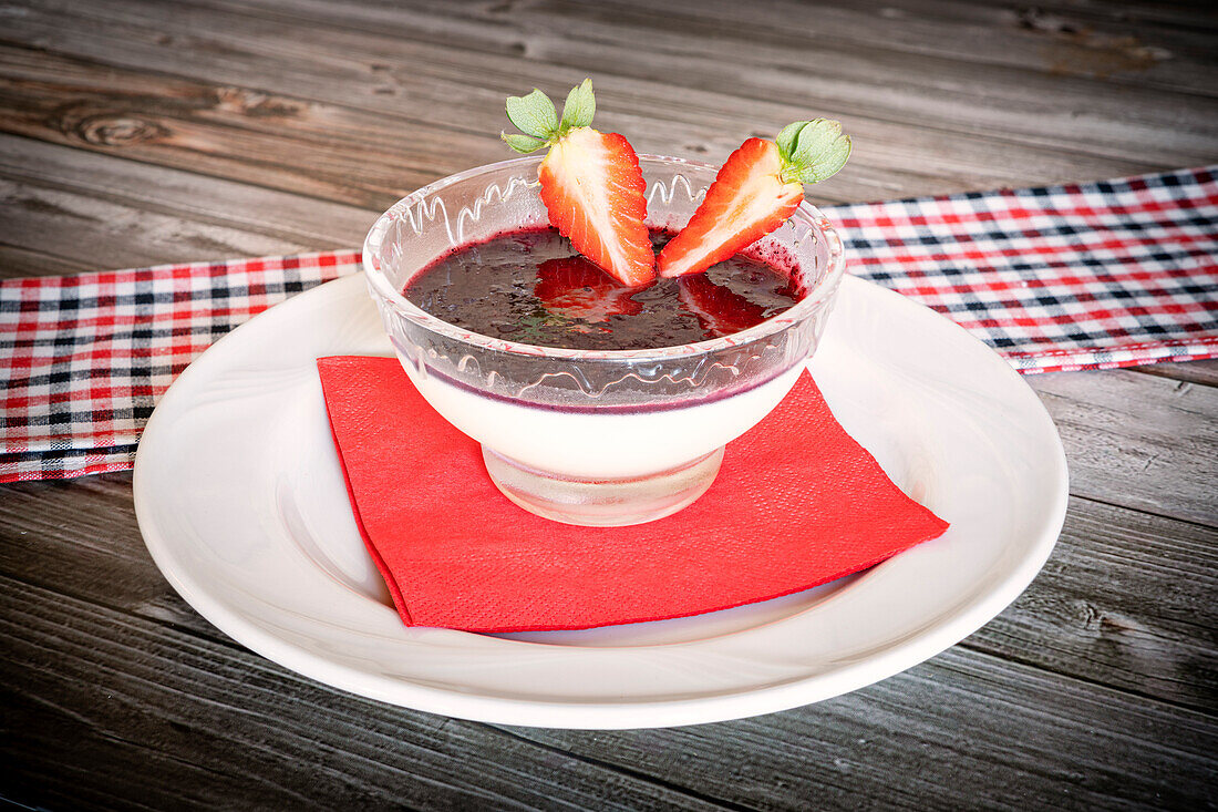 Panna Cotta-Dessert mit Beeren, Italien