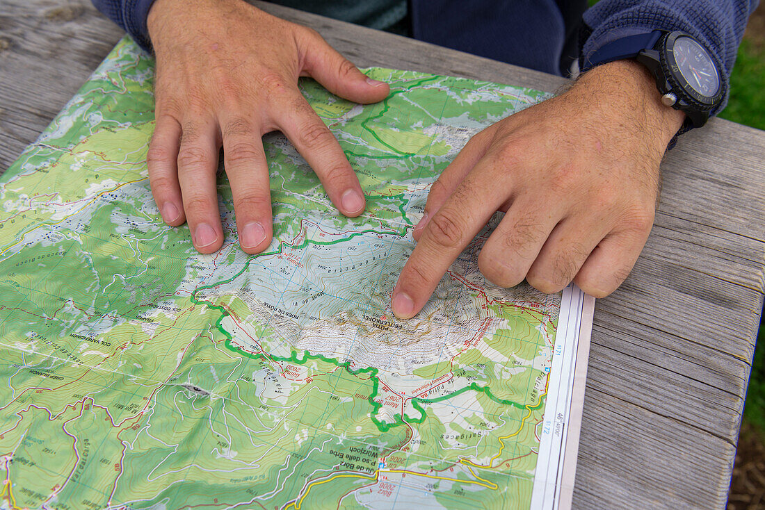 Wanderer bei der Planung einer Wanderung mit Wanderkarte von Sass de Putia, Passo delle Erbe, Dolomiten, Puez Geisler, Bezirk Bozen, Südtirol, Italien, Europa.