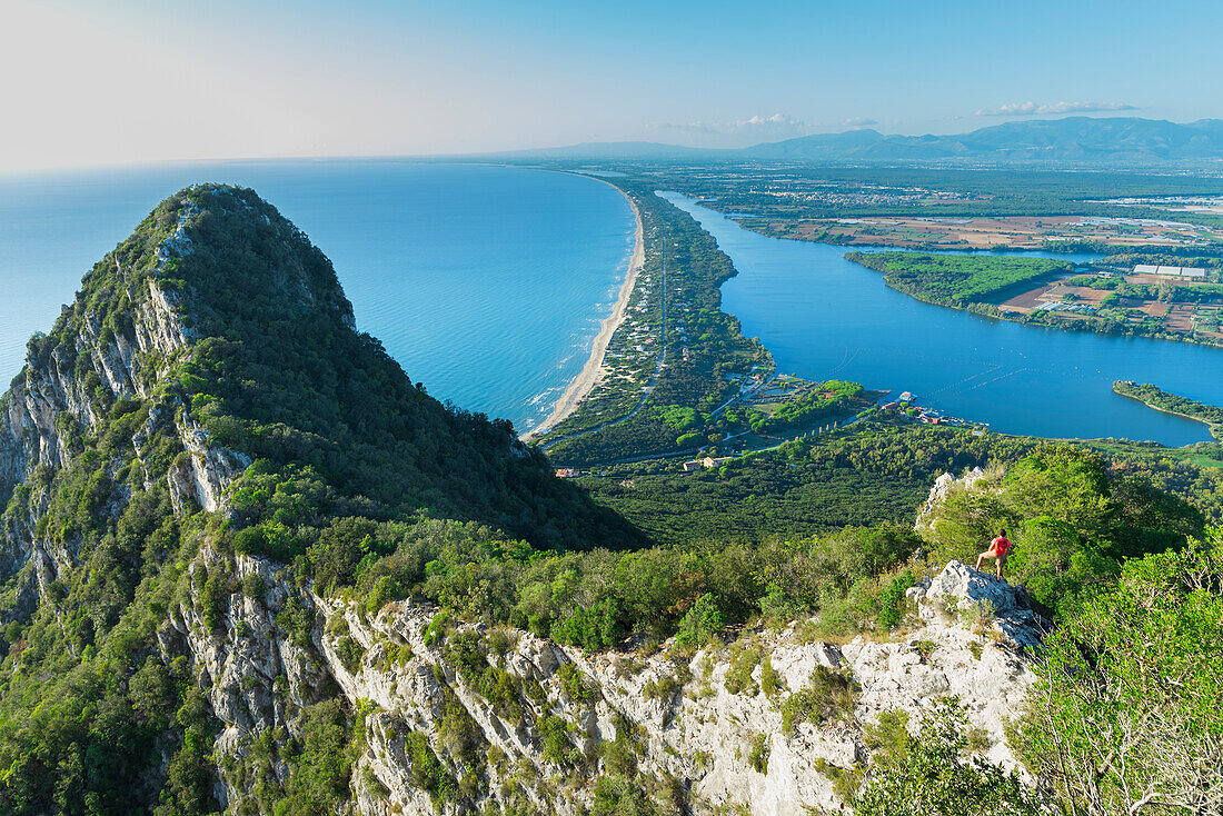 Rückansicht eines Wanderers, der die Aussicht auf den Paola-See und den Strand von Sabaudia auf seinem Weg zum Gipfel des Circeo bewundert, San Felice Circeo, Circeo-Nationalpark, Pontinische Ebene, Provinz Latina, Latium, Mittelitalien, Italien, Südeuropa, Europa