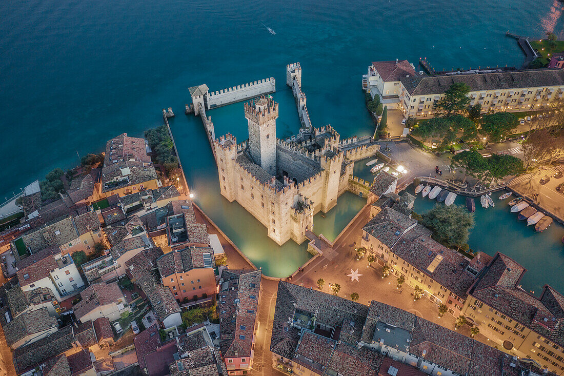 Das berühmte Scaligeri-Schloss und sein privater Steg, Sirmione, Brescia, Gardasee, Lombardei, Italien