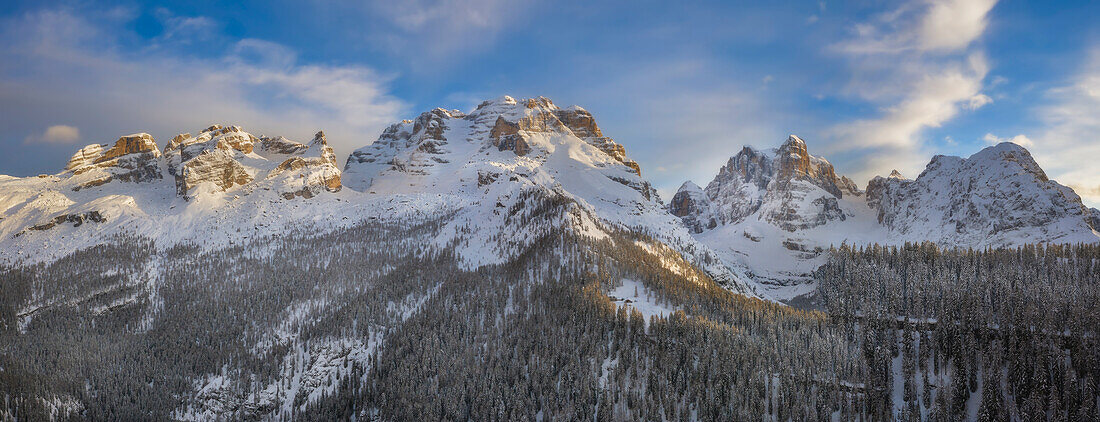 Panorama der Brenta-Dolomiten mit den Bergen Cima Brenta, Cima Tosa, Grostè, Tucket, Madonna di Campiglio, Trentino Südtirol, Trient, Italien
