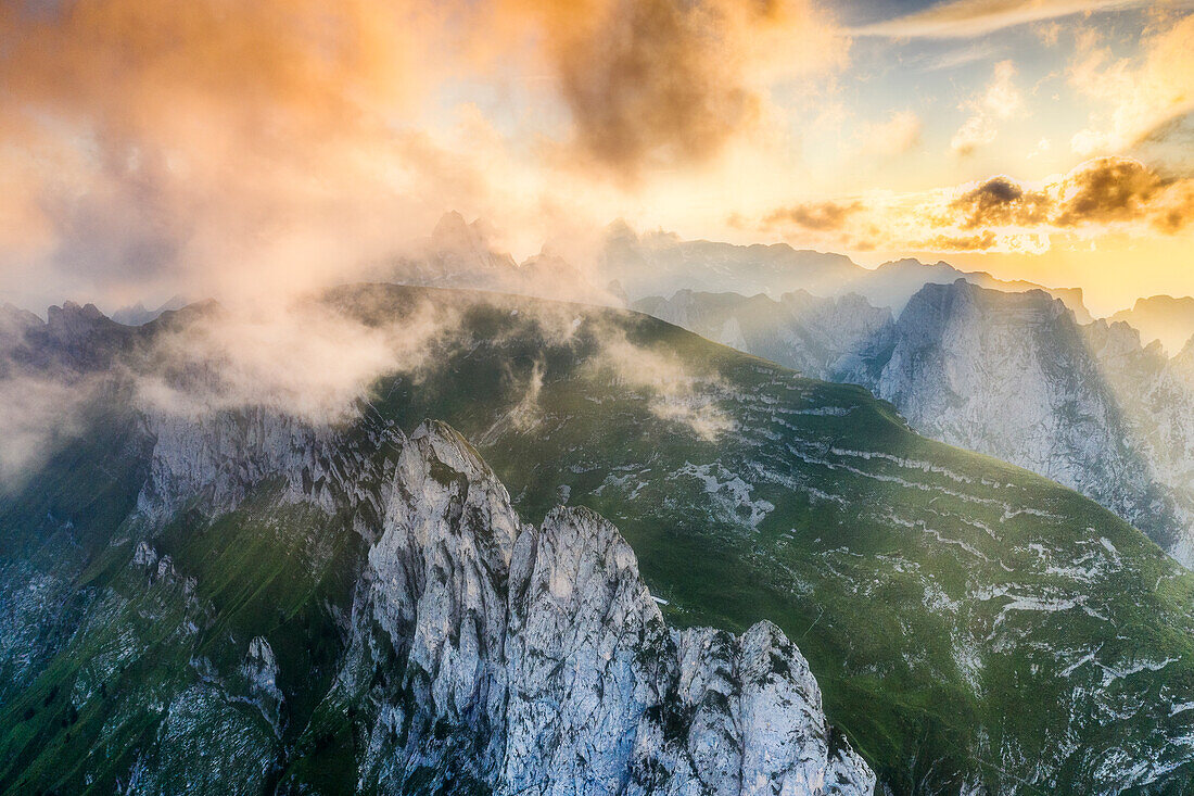 Nebeliger Sonnenuntergang über den felsigen Gipfeln von Santis und Saxer Lucke, Luftbild, Kanton Appenzell, Alpsteingebirge, Schweiz