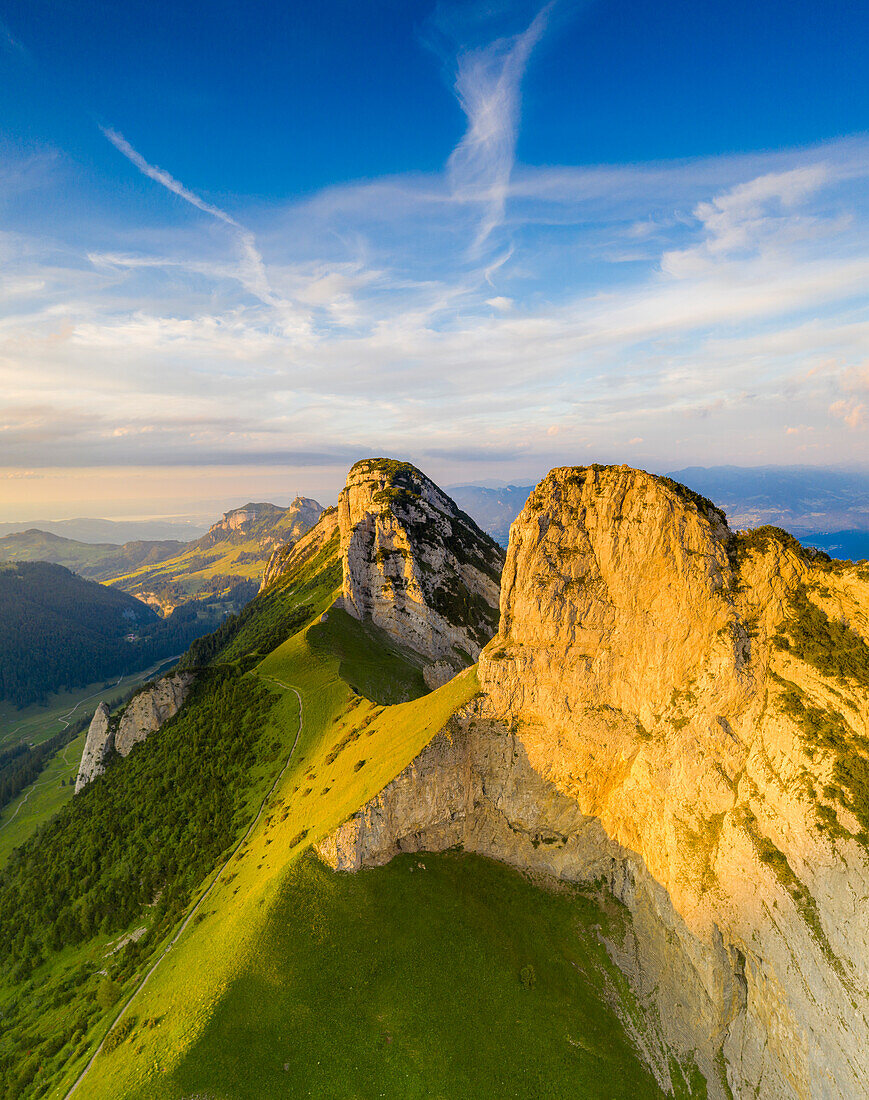 Luftaufnahme der Berge Staubern und Hoher Kasten von der Saxer Lucke bei Sonnenuntergang, Kanton Appenzell, Alpstein, Schweiz