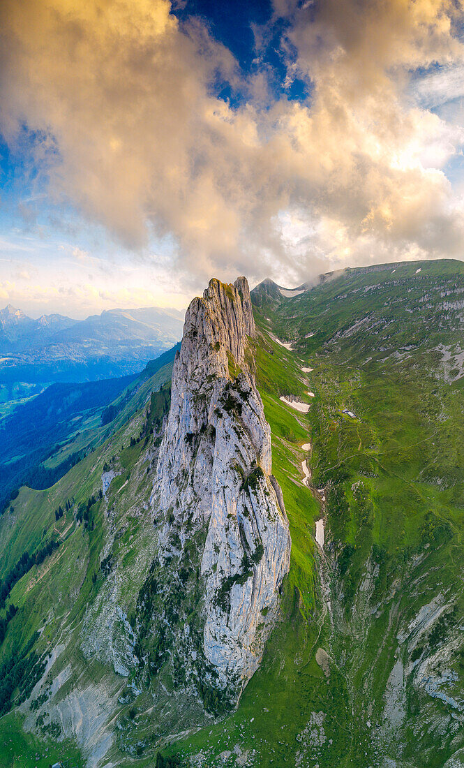 Luftaufnahme der Saxer Lucke bei Sonnenuntergang, Kanton Appenzell, Alpsteingebirge, Schweiz