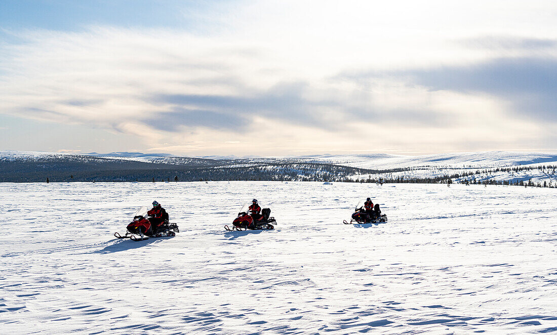 Schneemobilexpedition in der verschneiten Landschaft von Saariselka, Inari, Lappland, Finnland