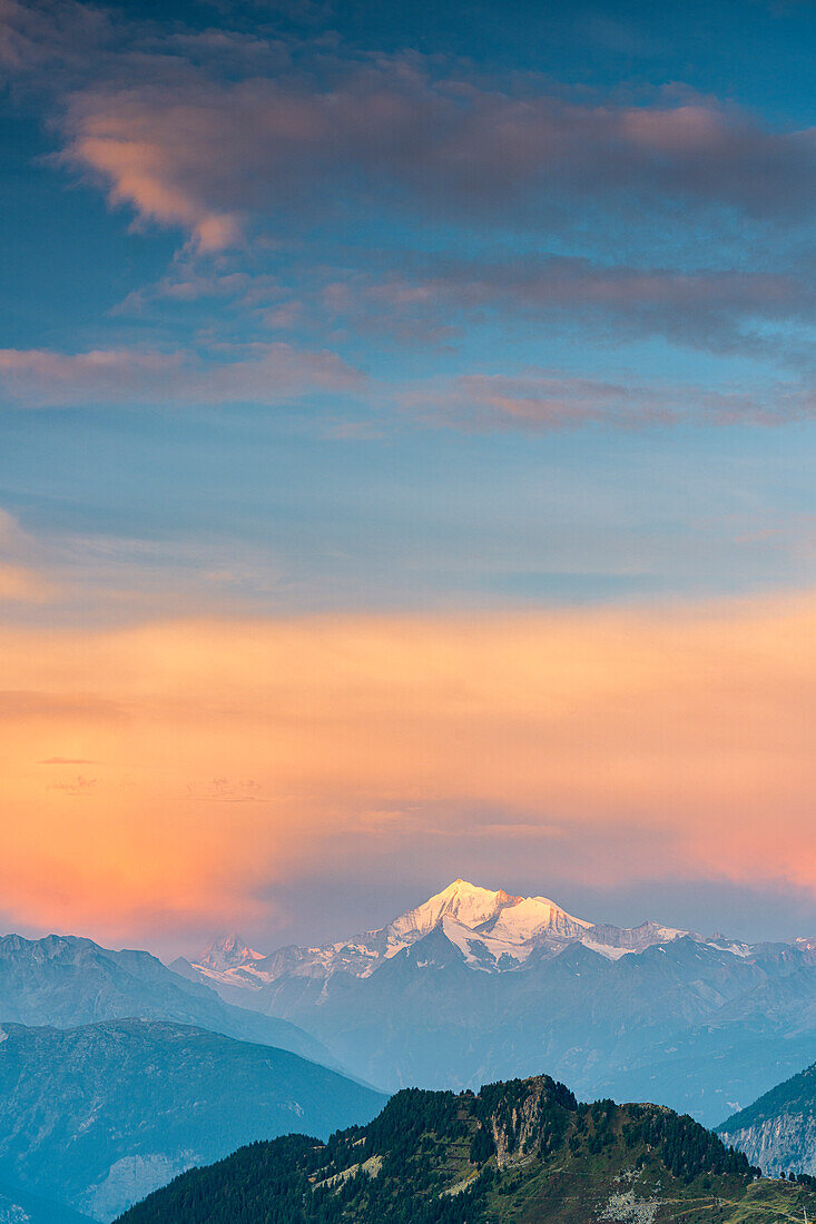 Oranger Himmel bei Sonnenaufgang über Matterhorn und Weisshorn, Penninische Alpen, Kanton Wallis, Schweiz