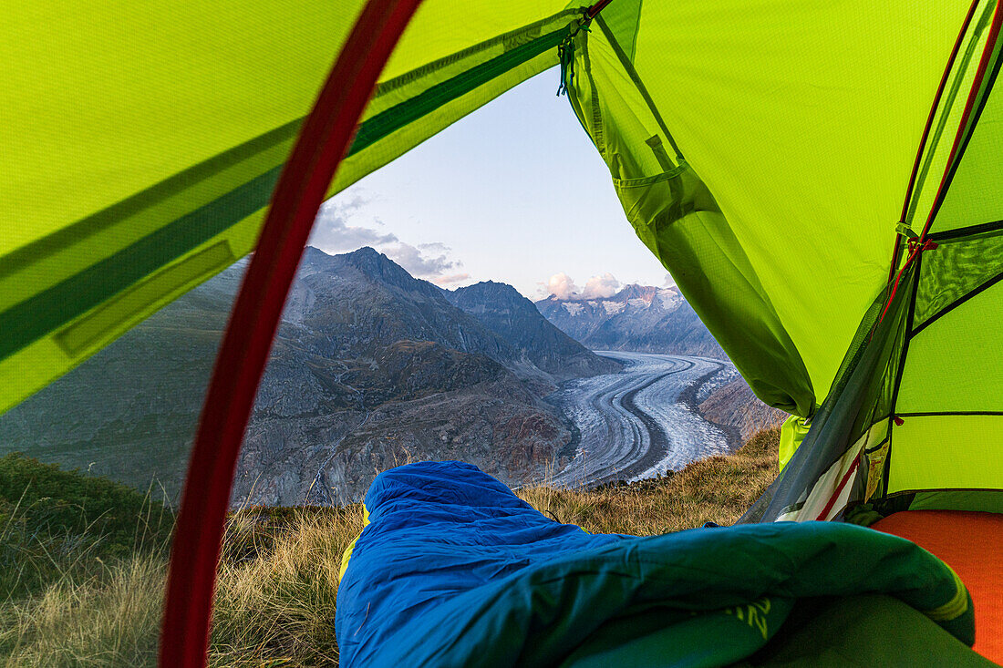 Schlafsack in einem Zelt von Wanderern auf Felsen oberhalb des Aletschgletschers, Berner Alpen, Kanton Wallis, Schweiz