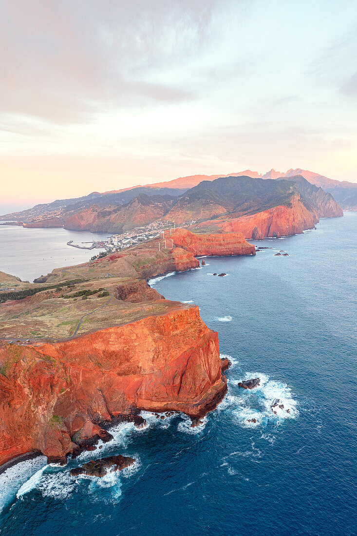 Rote Felsen der Klippen in der Morgendämmerung, Luftaufnahme, Aussichtspunkt Ponta Do Rosto, Halbinsel Sao Lourenco, Insel Madeira, Portugal