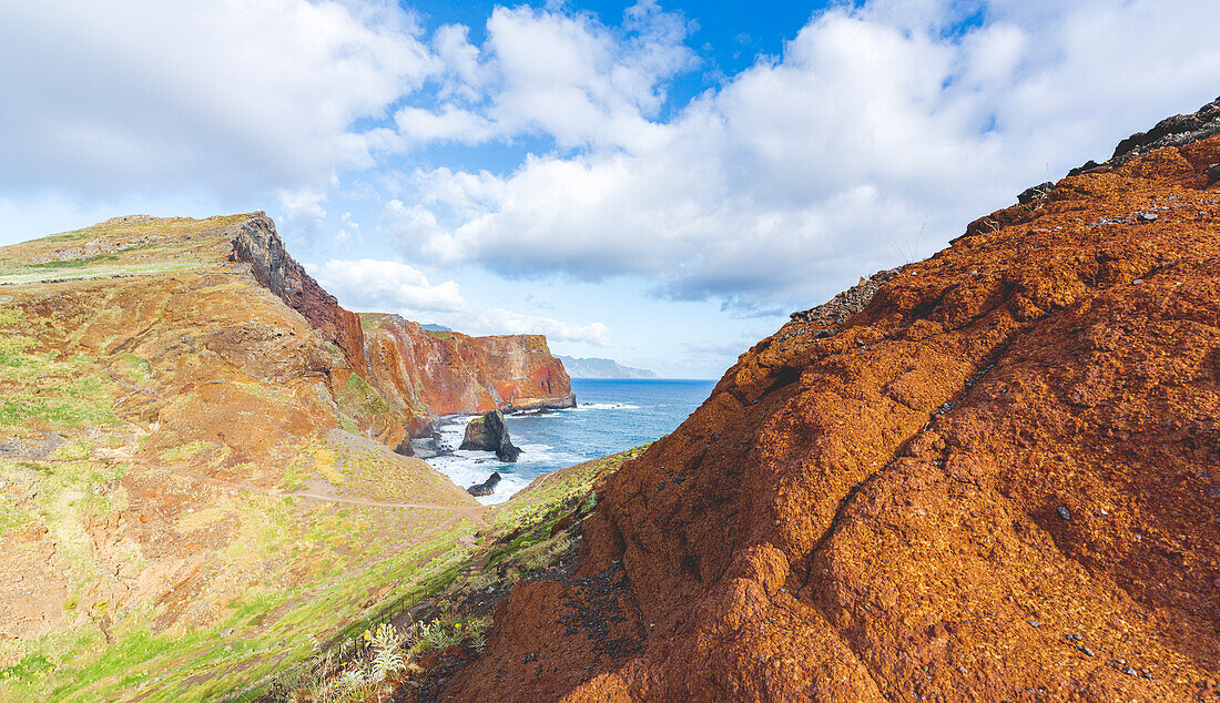 Rote Vulkangesteine an den Klippen in Richtung des Naturschutzgebiets Ponta de Sao Lourenco, Canical, Insel Madeira, Portugal