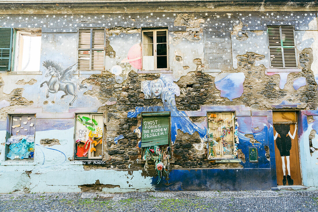 Freskenmalereien an der alten Fassade eines Hauses, Rua de Santa Maria, Funchal, Insel Madeira, Portugal