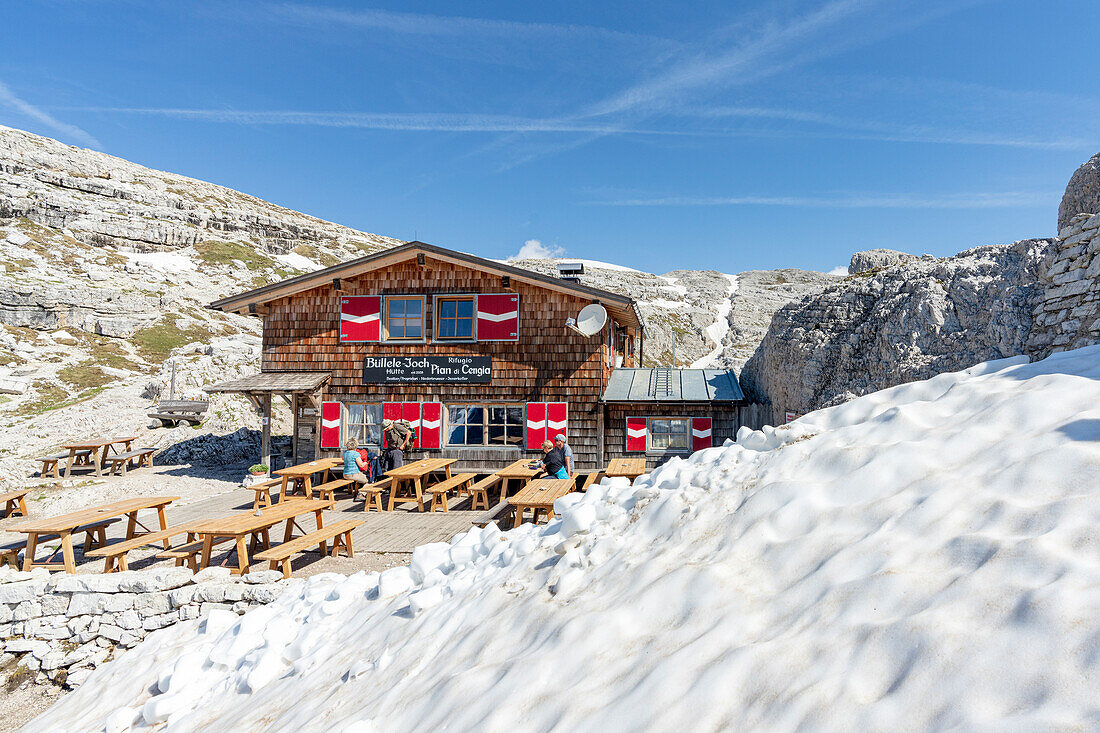 Hikers relaxing at rifugio Pian di Cengia/Buellelejoch hut in summer, Sesto/Sexten Dolomites, South Tyrol, Italy