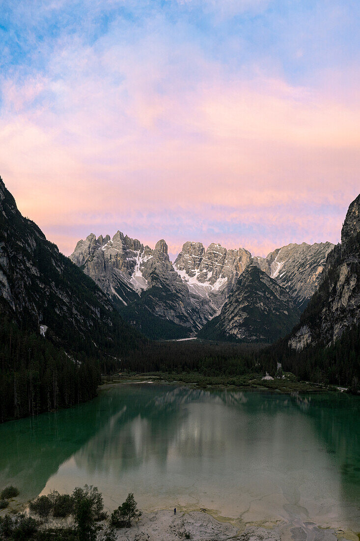 Panoramablick auf die Popenagruppe und den Monte Cristallo, die sich bei Sonnenaufgang im Landrosee spiegeln, Dolomiten, Südtirol, Italien