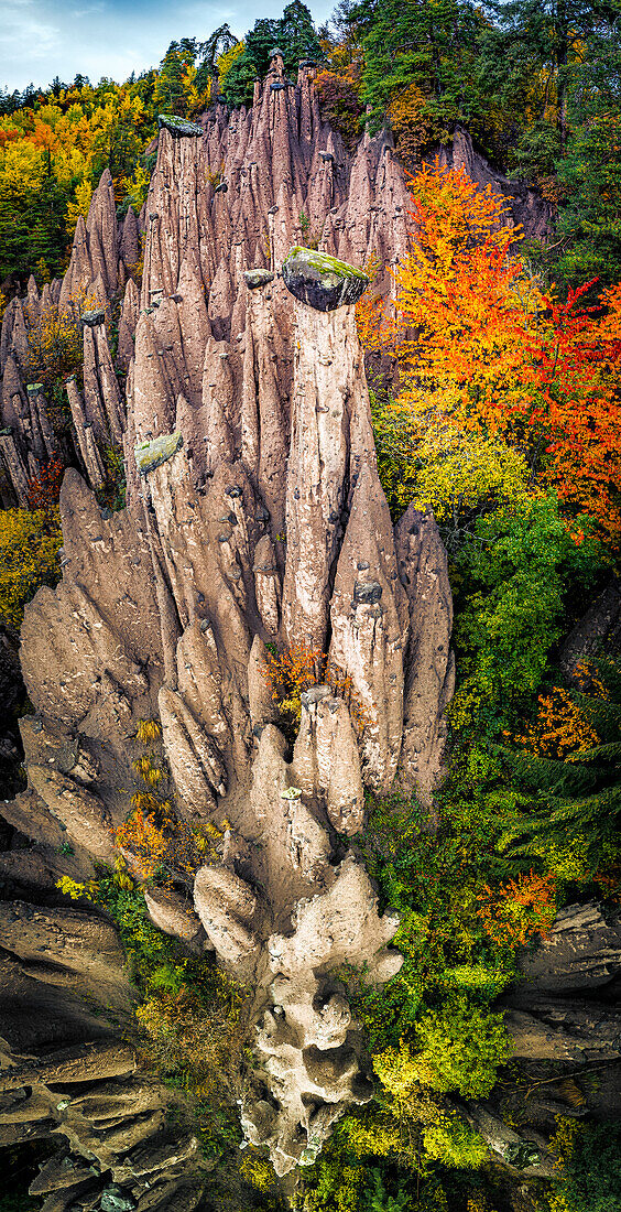Felszinnen der Erdpyramiden und Waldansicht von oben im Herbst, Longomoso, Ritten, Bozen, Südtirol, Italien