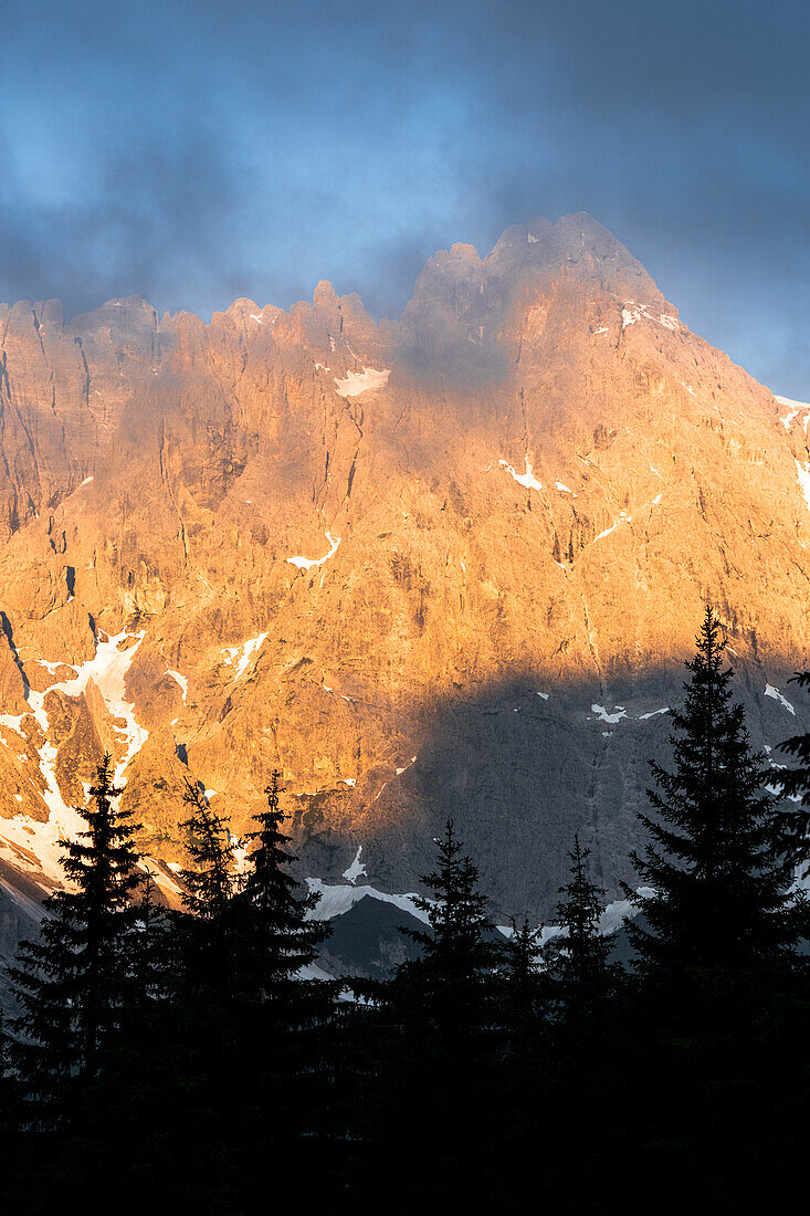 Nebel bei Sonnenaufgang über den majestätischen Bergen der Sextner Rotwand und der Cima Undici, Sextner Dolomiten, Südtirol, Italien