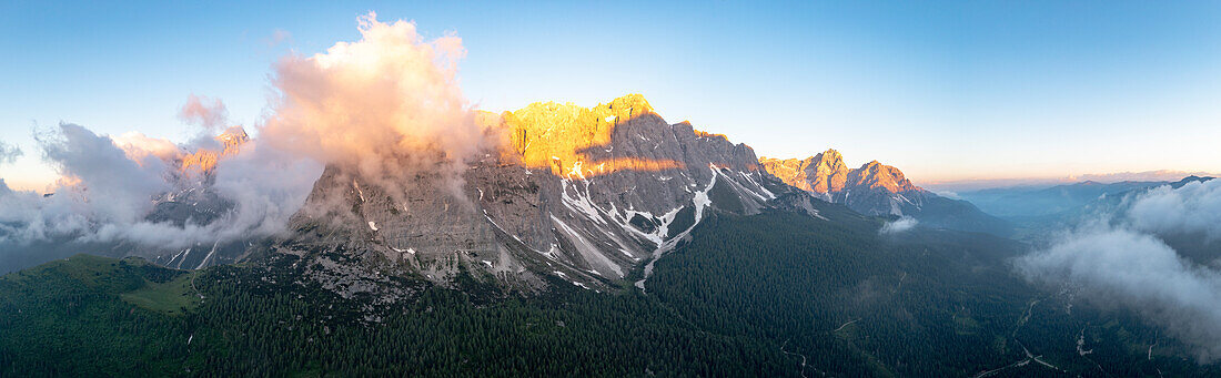 Poperagruppe, Cima Undici und Sextnerkofel in der Morgendämmerung im Sommer, Südtirol, Italien