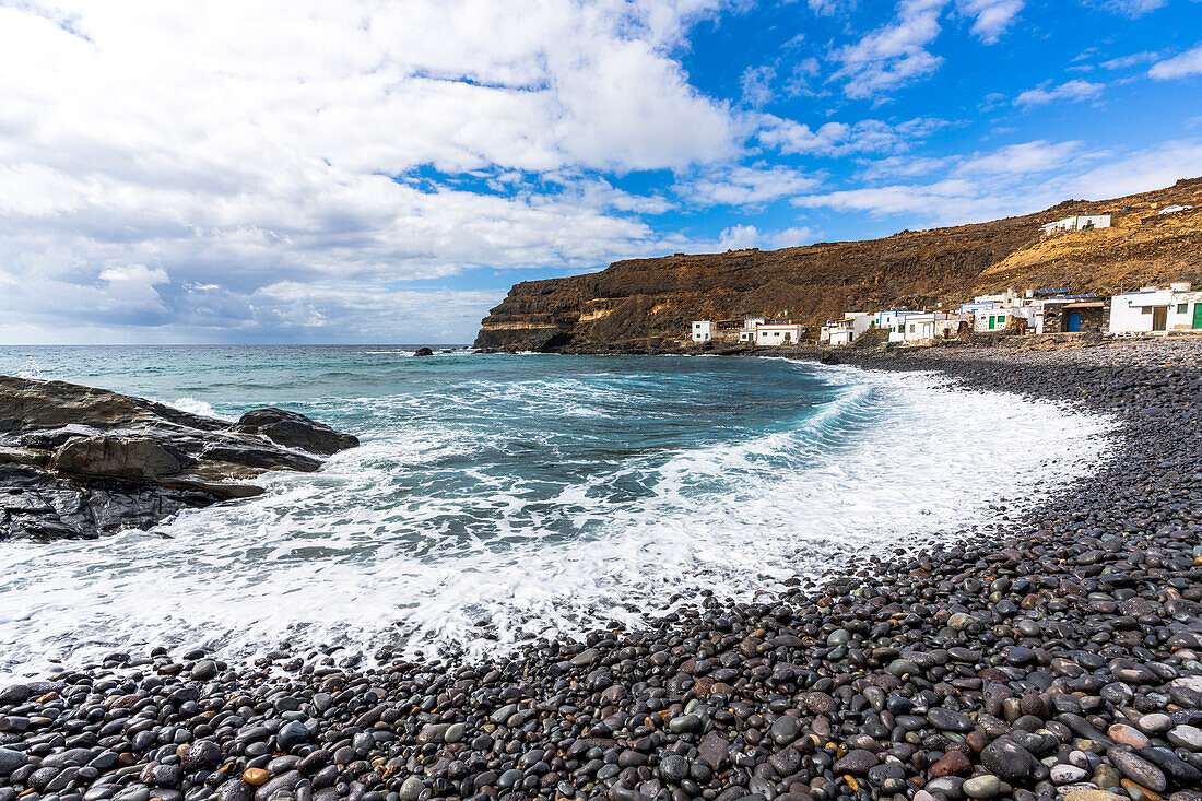 Wellen schlagen an den vulkanischen Strand des Fischerdorfes Puertito de Los Molinos, Tefia, Fuerteventura, Kanarische Inseln, Spanien