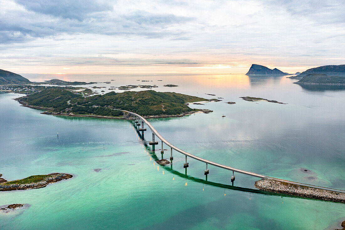 Luftaufnahme der Sommaroy-Brücke, die die Insel mit dem Festland verbindet, Sommaroy, Provinz Troms, Nordnorwegen