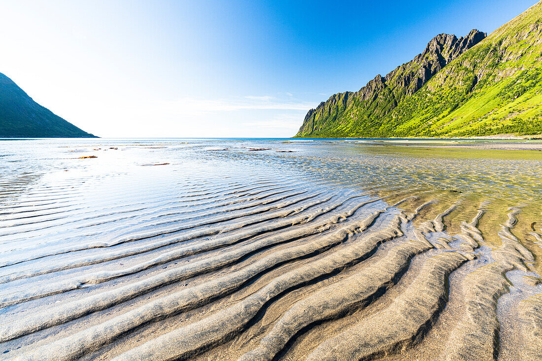 Sonniger Tag über Ersfjord-Strand und Berge im Sommer, Senja, Provinz Troms, Norwegen