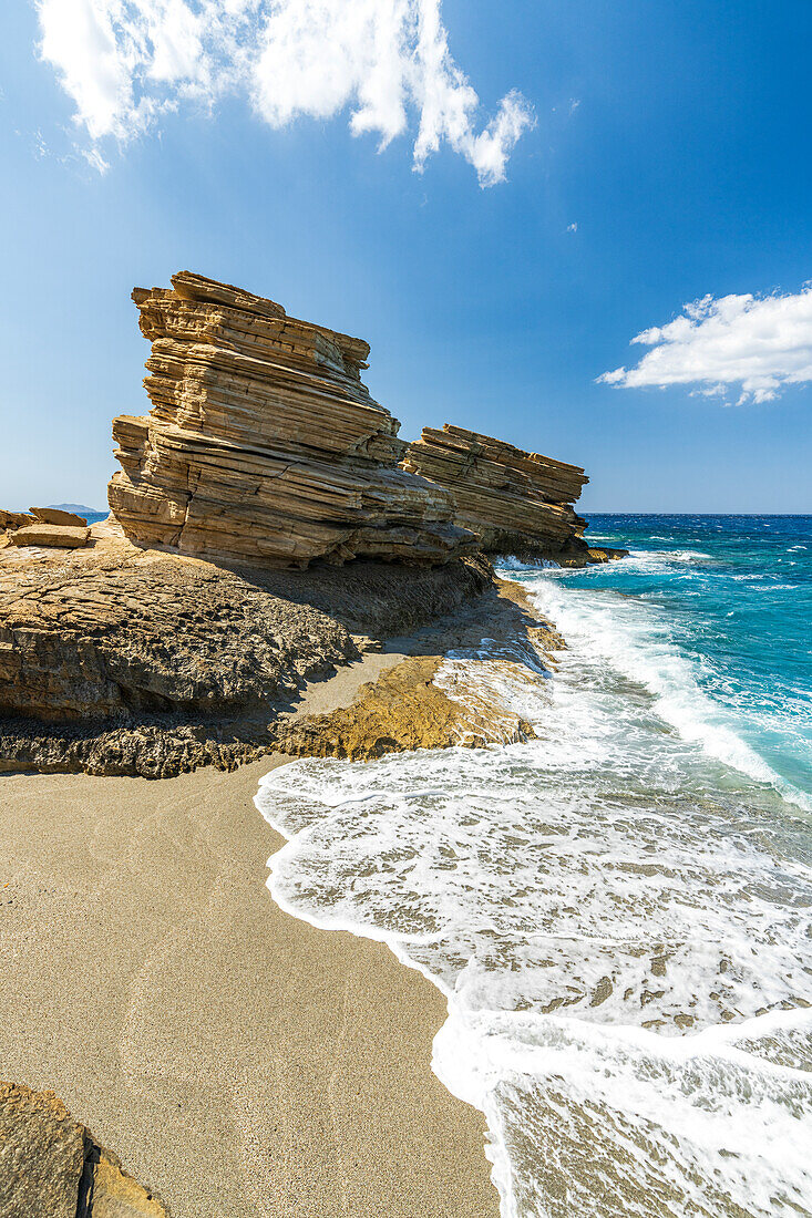 Wellen, die an die Kalksteinklippen und den weißen Sand des Triopetra-Strandes schlagen, Plakias, Insel Kreta, Griechenland