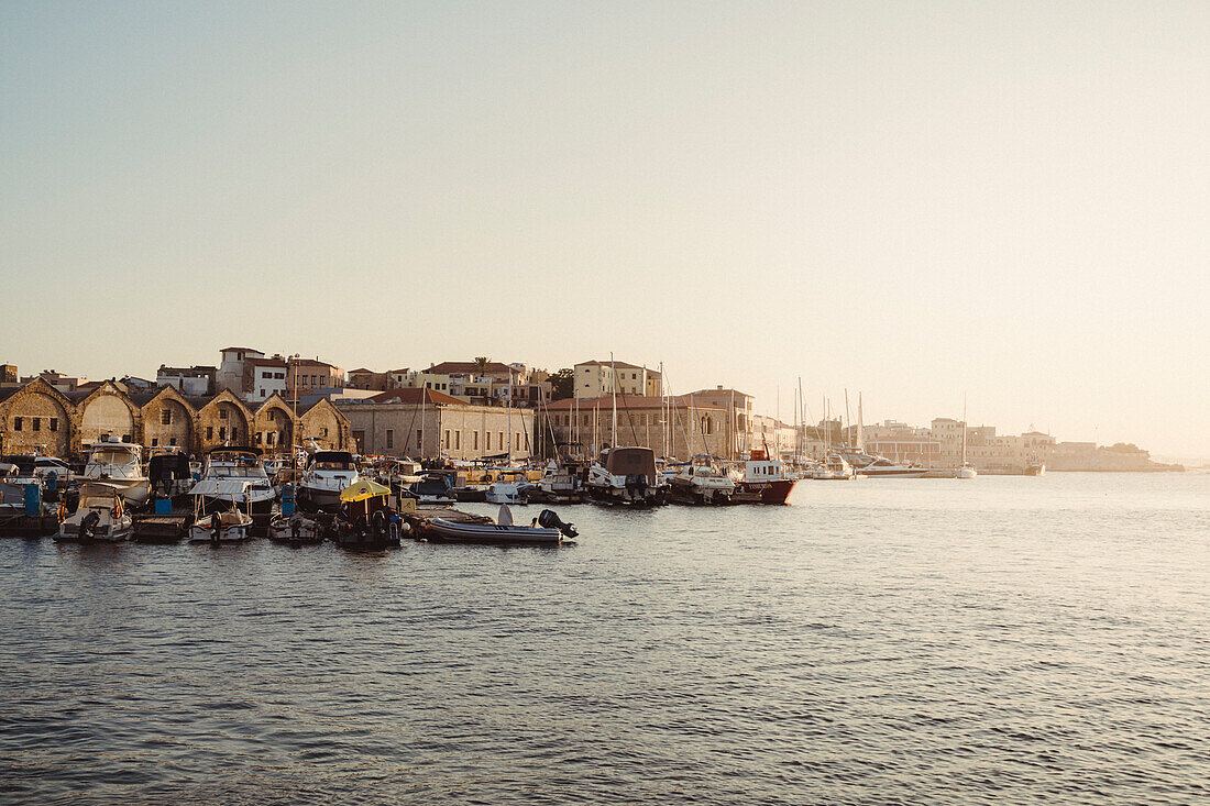 Venezianischer Hafen der Altstadt von Chania bei Sonnenuntergang, Kreta, Griechenland