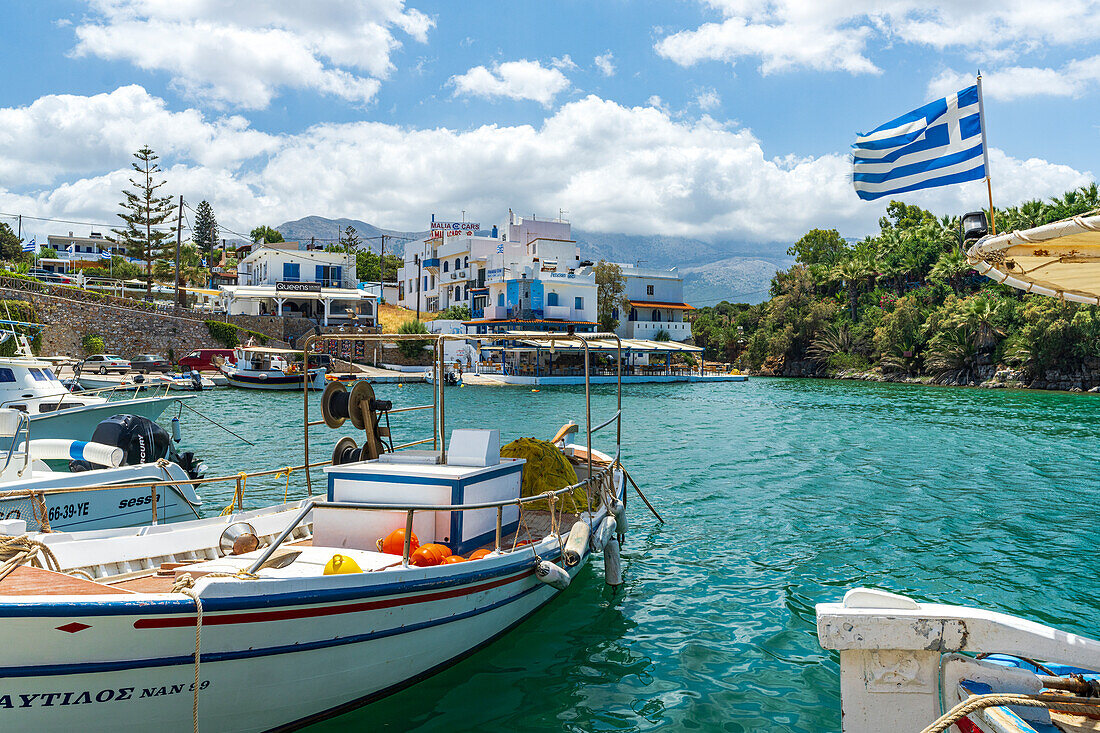 Im Hafen des Fischerdorfs Sisi oder Sissi vertäute Boote, Kreta, Griechenland