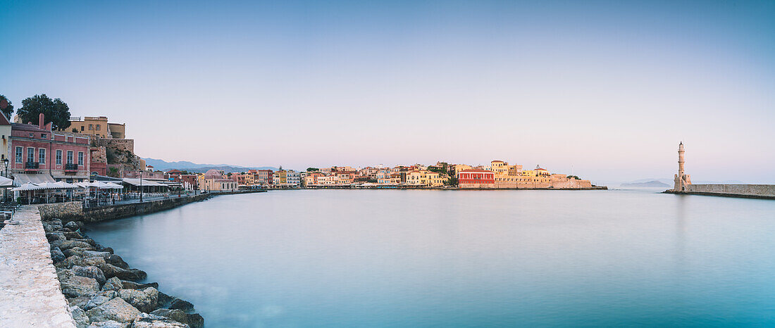 Alter venezianischer Hafen und Leuchtturm bei Sonnenaufgang, Chania, Kreta, Griechenland