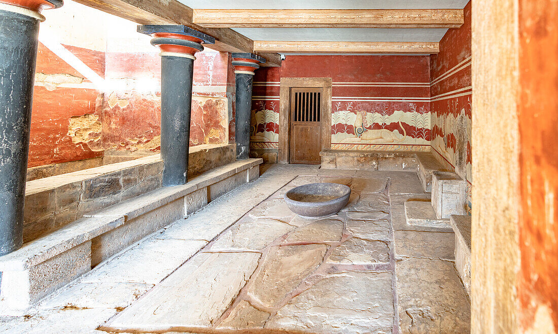 Kolonnade und Fresken im alten Thronsaal, Palast von Knossos, Kreta, Griechenland