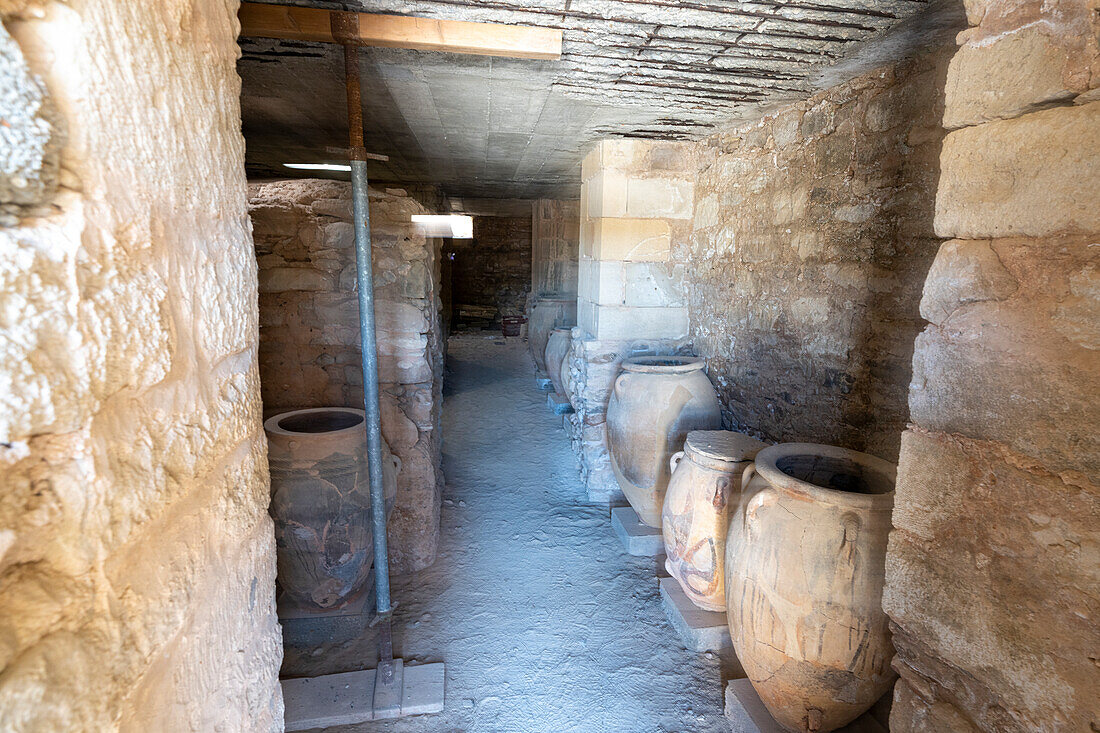 Antike Tonamphoren im Lagerraum des minoischen Palastes von Phaistos, Südkreta, Griechenland