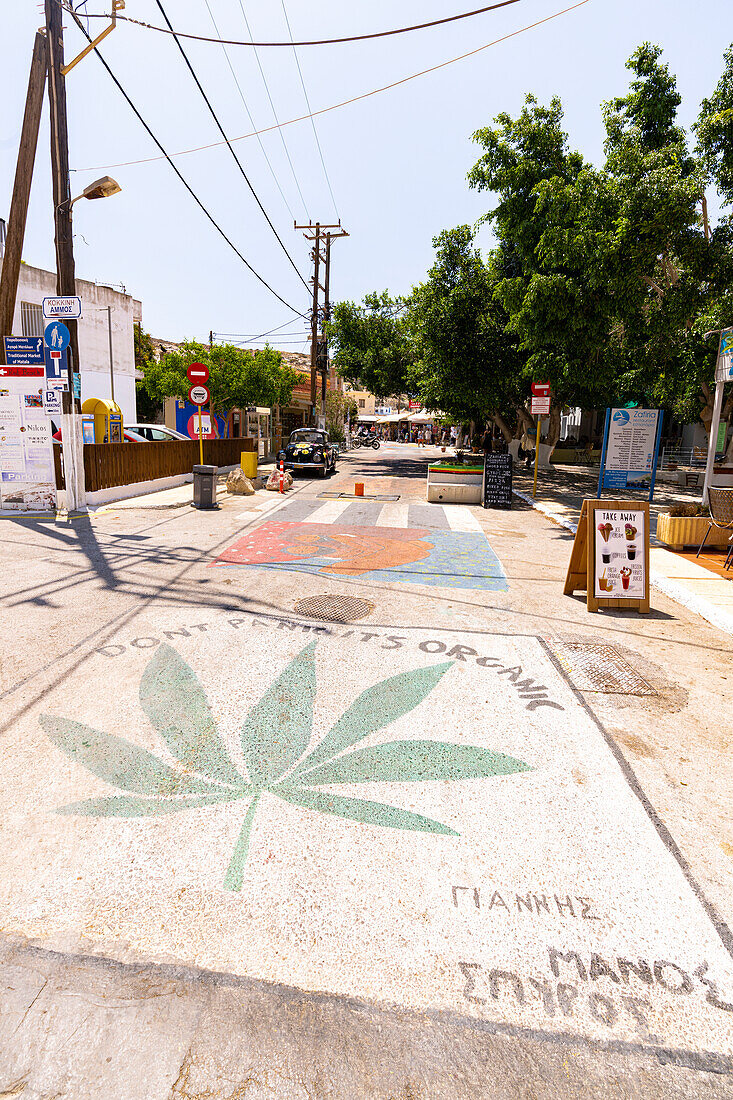 Straßenmalereien auf dem Boden der Straßen im Dorf Matala, Insel Kreta, Griechenland