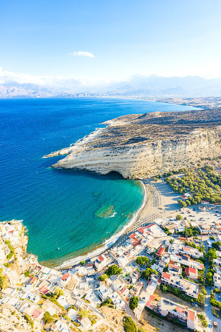 Luftaufnahme des Badeortes Matala bei Sonnenaufgang, Kreta, Griechenland