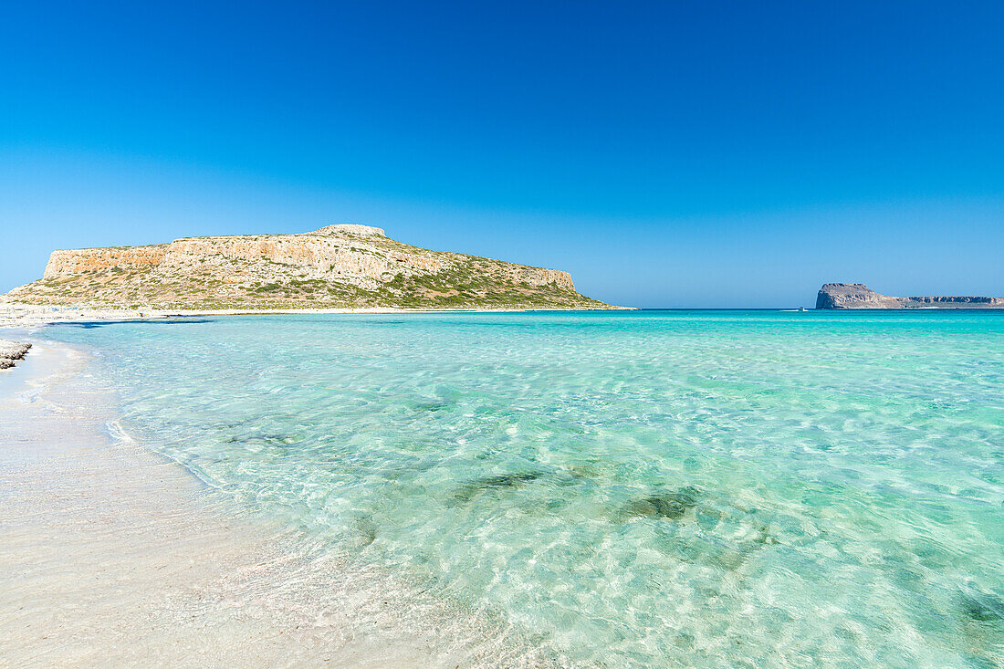 Kristallklares türkisfarbenes Wasser, Balos, Insel Kreta, Griechenland