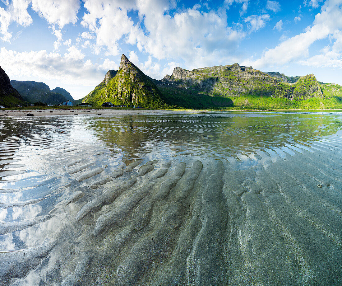 Panoramablick auf den Berg Hatten, der sich im Meer spiegelt und den leeren Strand umspült, Ersfjord, Insel Senja, Provinz Troms, Norwegen