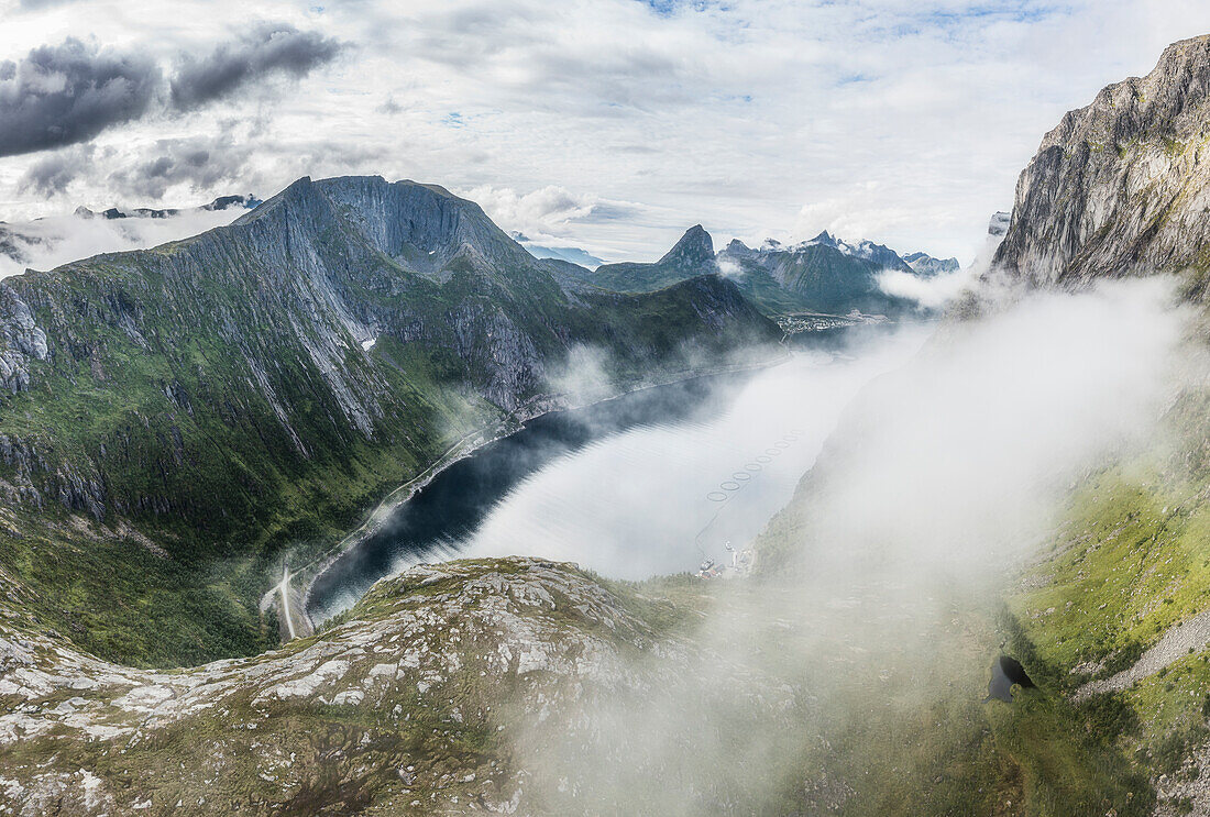 Nebel über den Berggipfeln Grytetippen, Barden, Hesten, Breidtinden und Segla mit Blick auf den Fjord, Senja, Provinz Troms, Norwegen