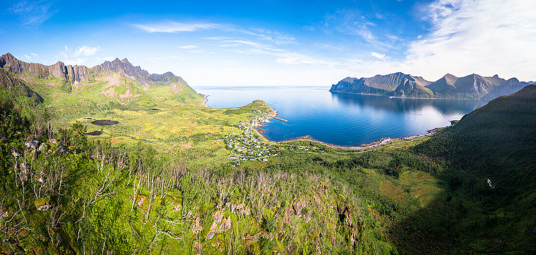Luftaufnahme des Küstendorfes Mefjordvaer und des Fjordes im Sommer, Insel Senja, Provinz Troms, Norwegen