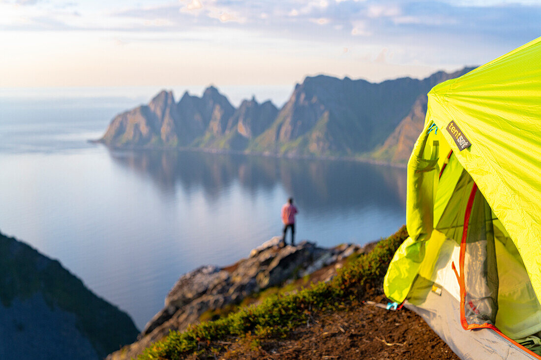Zelt eines Wanderers auf dem Berggipfel, Insel Senja, Provinz Troms, Norwegen