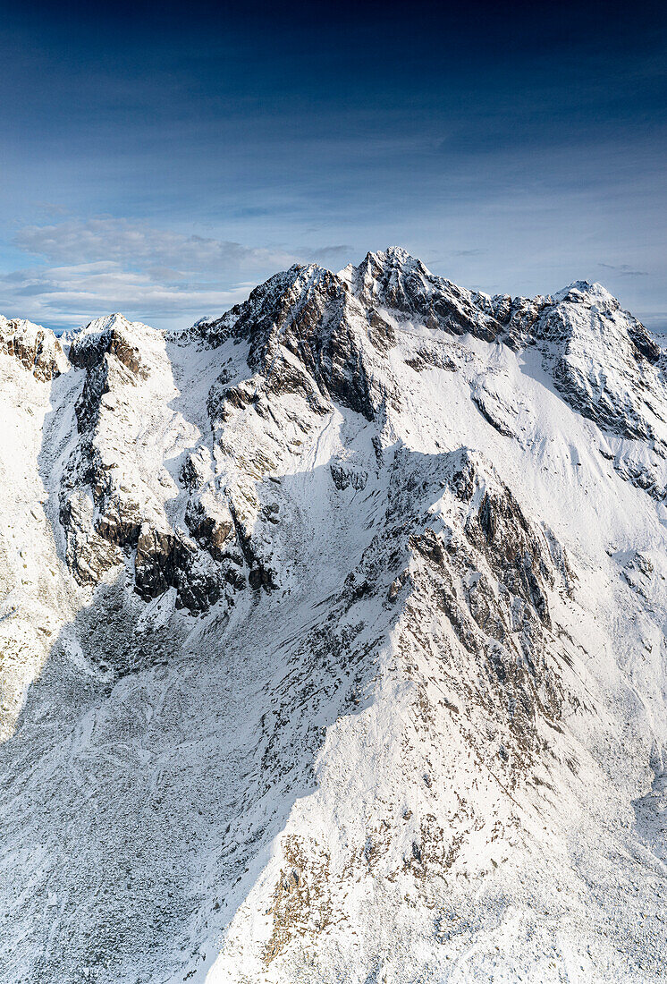 Der felsige Gipfel der Vetta di Rhon ist mit Schnee bedeckt, Luftaufnahme, Rätische Alpen, Sondrio, Lombardei, Italien