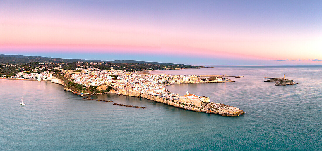 Panorama der Altstadt von Vieste unter dem rosafarbenen Himmel in der Morgendämmerung, Luftaufnahme, Provinz Foggia, Nationalpark Gargano, Apulien, Italien