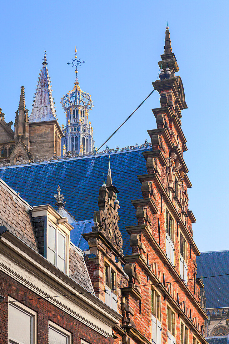 Seitenansicht der gotischen Fassade der St.-Bavokerk-Kathedrale, Haarlem, Bezirk Amsterdam, Nordholland, Niederlande