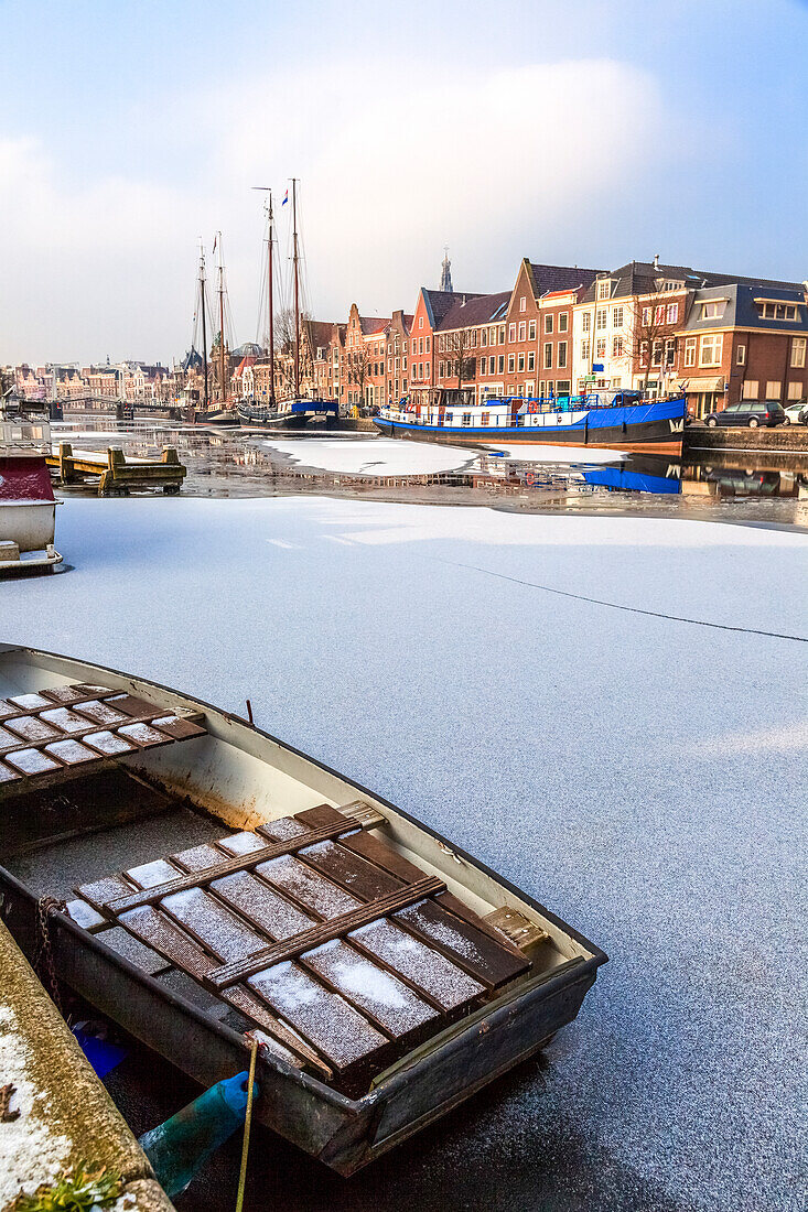 Frost und Eis auf dem alten Spaarne-Kanal im Winter, Haarlem, Bezirk Amsterdam, Nordholland, Niederlande