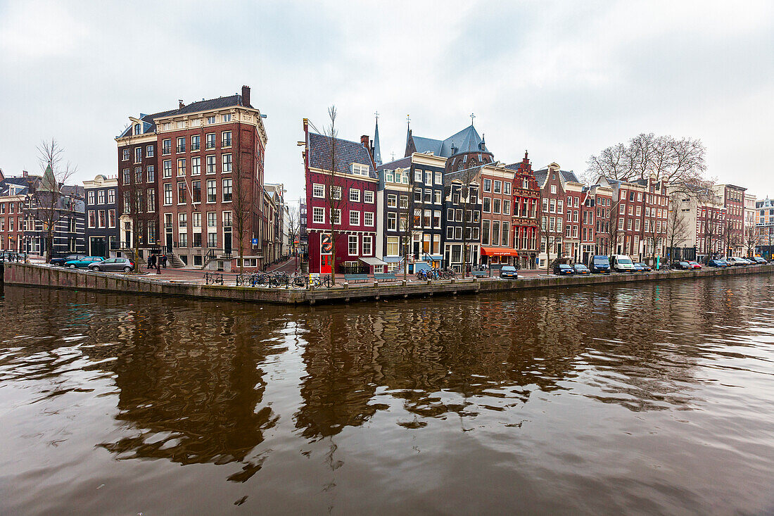 Bunte Fassaden traditioneller holländischer Häuser, die sich in den Grachten spiegeln, Amsterdam, Nordholland, Niederlande