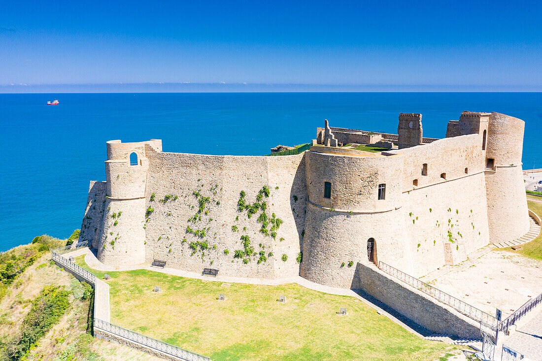 Die alte Burg Castello Aragonese mit Blick auf das Meer, Ortona, Provinz Chieti, Abruzzen, Italien