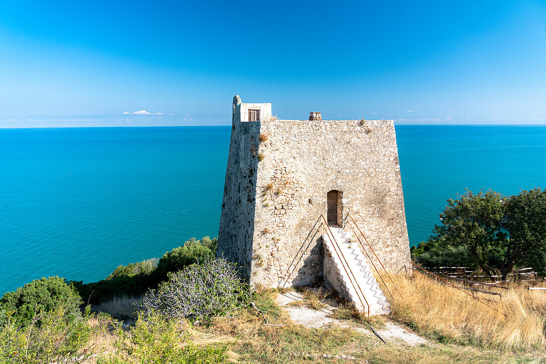 Alter Turm Torre di Monte Pucci mit Blick auf das Meer, Peschici, Provinz Foggia, Gargano, Apulien, Italien
