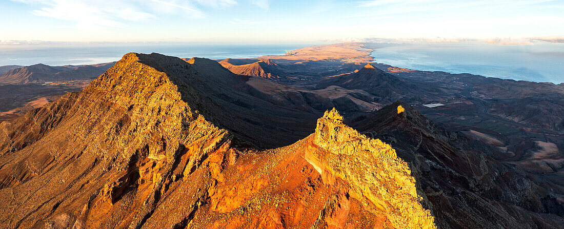 Vulkanische Berge mit La Pared und Costa Calma am Atlantischen Ozean im Hintergrund, Fuerteventura, Kanarische Inseln, Spanien