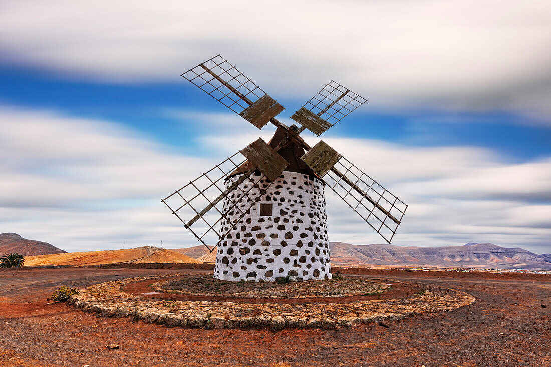 Windmühle Molinos de Villaverde in der vulkanischen Landschaft, La Oliva, Fuerteventura, Kanarische Inseln, Spanien