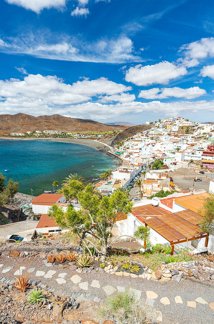 Steinweg auf den Hügeln oberhalb des Dorfes Las Playitas mit Blick auf den Atlantik, Fuerteventura, Kanarische Inseln, Spanien
