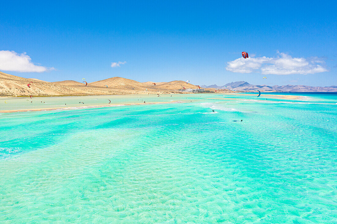 Kitesurfen auf den Wellen des Meeres am Strand von Sotavento (Playa de Sotavento de Jandia), Fuerteventura, Kanarische Inseln, Spanien